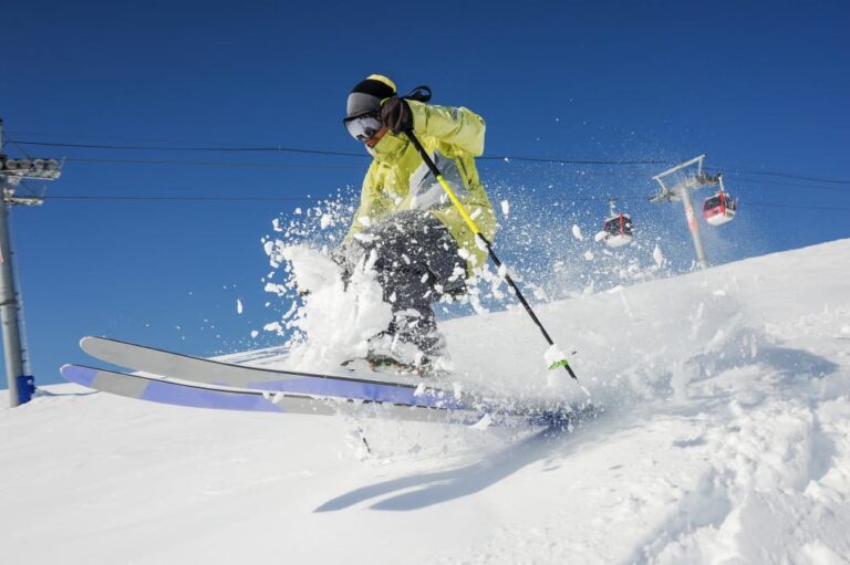 skieur habillé en jaune